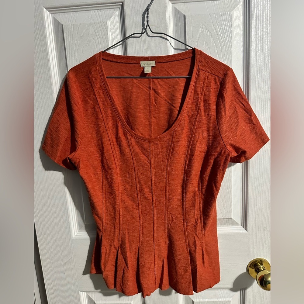 🎀 Orange shirt with lined detail on front. 🎁